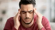 لماذا يهاجم الصداع الصائمين في رمضان؟ أسباب وحلول عملية