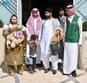 توأم باكستاني ملتصق يصلان إلى الرياض لتلقي العلاج المتخصص بعد توجيهات القيادة