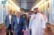 رئيس مصر يصل جدة في زيارة رسمية ويستقبله ولي العهد السعودي في المطار