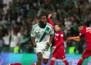 الأهلي يتصدر دوري روشن مؤقتًا بعد فوزه على ضمك بهدف نظيف