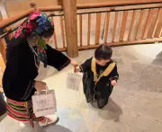 بلدية فيفاء تحتفل بالذكرى السنوية في سوق النفيعة التراثي وتوزع الهدايا على الزوار