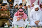 نائب أمير المدينة المنورة يشارك رجال الأمن إفطارهم في ساحة المسجد النبوي الشريف