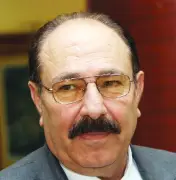 اقتصاد العناوين الفضائية: كيف تتحول الألقاب الإعلامية إلى سلعة رخيصة في المشهد العربي؟