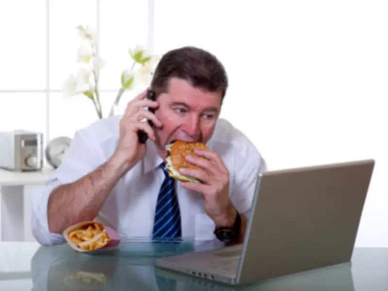 دراسة تحذر: إنهاء الوجبة خلال 10 دقائق يضاعف خطر أمراض القلب 3 مرات