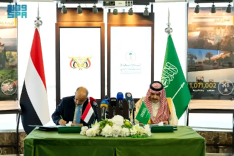 السعودية تقدم دعمًا اقتصاديًا جديدًا لليمن بقيمة 1.3 مليار ريال لصرف مرتبات الموظفين