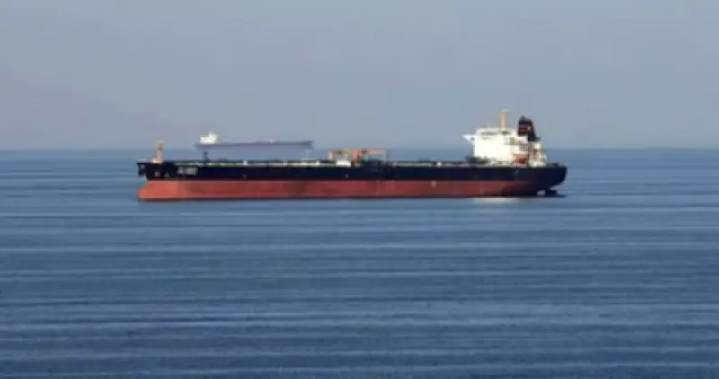 البحرية التايلاندية تعلن فقدان 3 من طاقم سفينة شحن وإنقاذ 20 آخرين بعد هجوم في مضيق هرمز