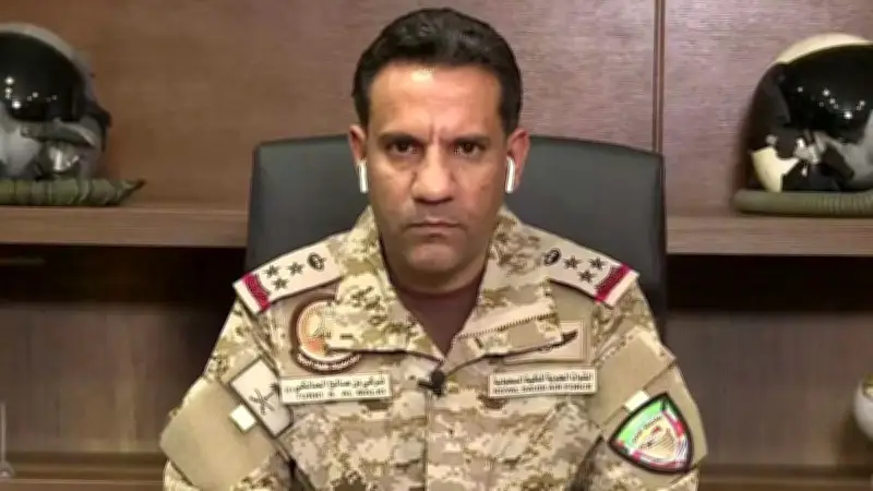 الدفاعات السعودية تحبط هجوماً جوياً واسعاً: تدمير 4 صواريخ و6 طائرات مسيرة في ثلاث مناطق