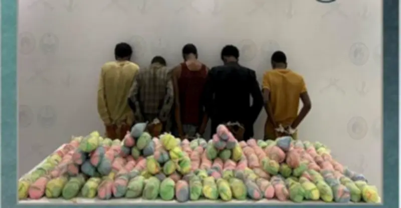 حرس الحدود بجازان يضبط 5 مهربين إثيوبيين مع 108 كيلوغرامات من القات المخدر