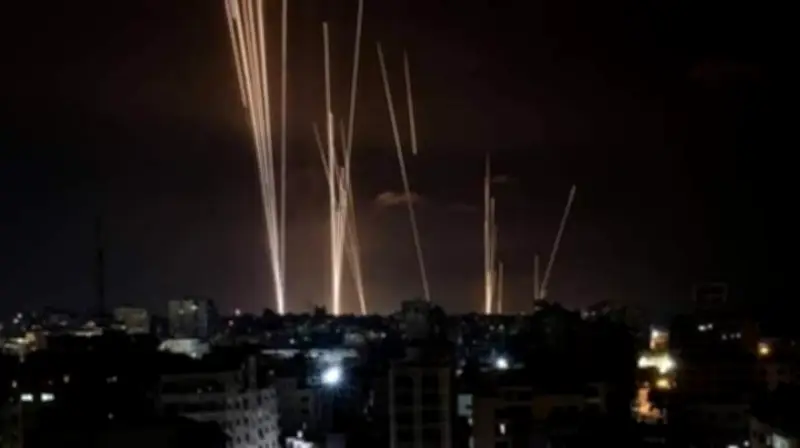 إيران تطلق 570 صاروخًا باليستيًا نحو إسرائيل في تصعيد عسكري غير مسبوق