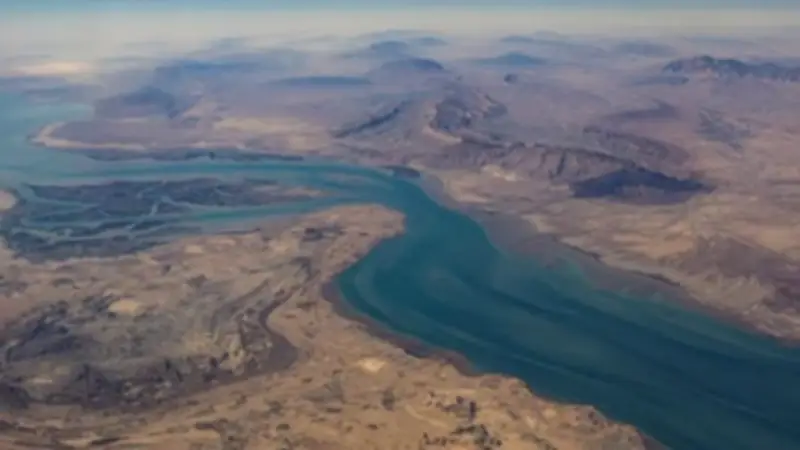 إغلاق مضيق هرمز يربك الأسواق العالمية ويدفع أسعار النفط نحو 80 دولاراً للبرميل