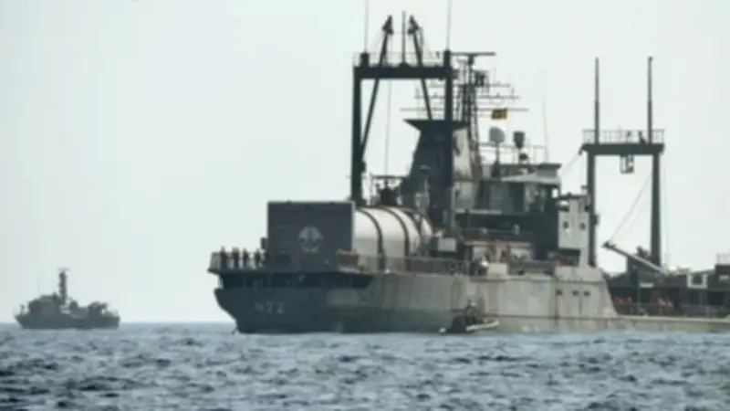 غواصة أميركية تغرق سفينة إيرانية.. وطائرة تحمل 84 جثماناً تغادر الهند