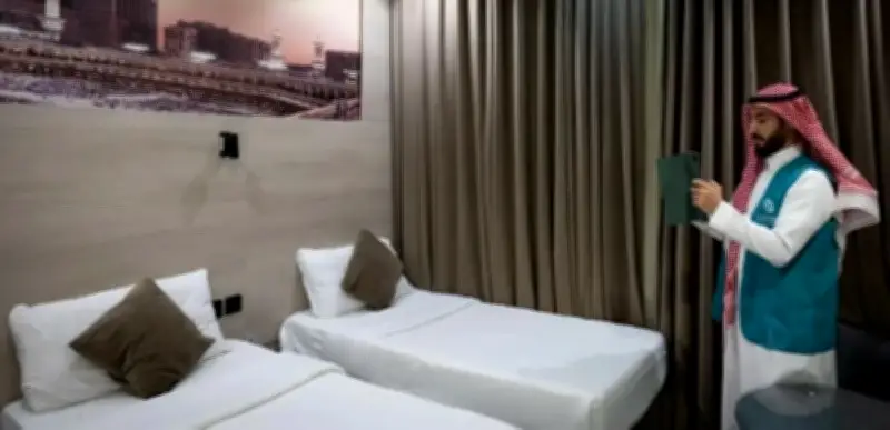 وزارة السياحة تسجل 890 مخالفة في مرافق الضيافة بمكة والمدينة خلال النصف الأول من رمضان