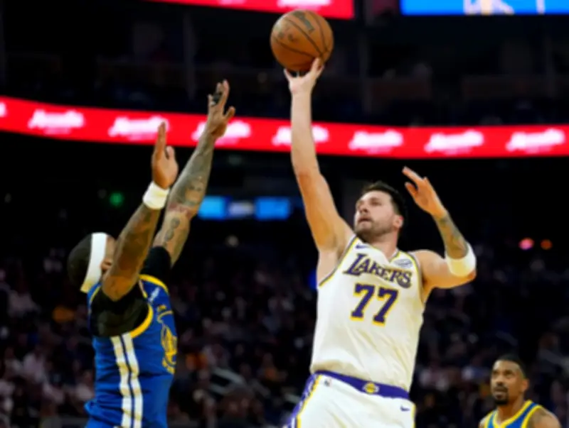 دونتشيتش يحتفل بعيد ميلاده بتألق قيادي.. ليكرز يعود للفوز بقوة على ووريرز