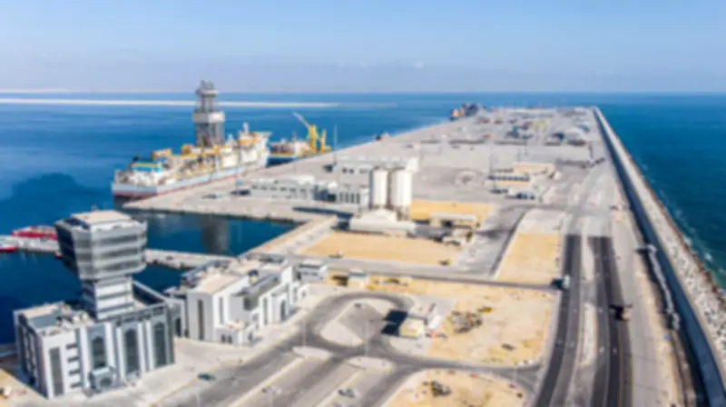 عُمان تتعرض لهجمات متزامنة: مسيّرات تستهدف ميناء الدقم وناقلة نفط في مسندم