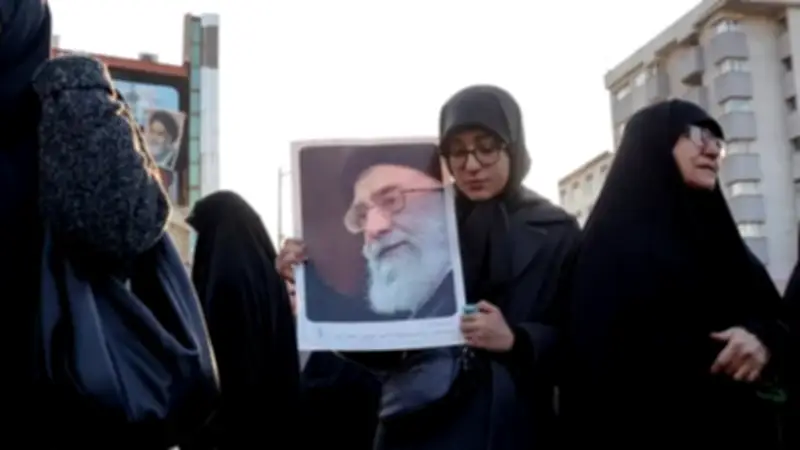 تعديل توقيت الهجوم: واشنطن وتل أبيب تضبطان ساعة الصفر لاستهداف خامنئي