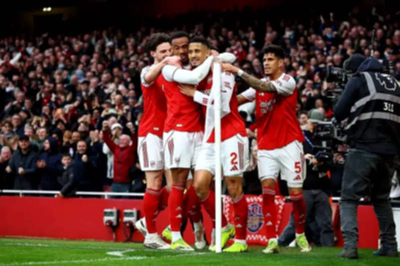 أرسنال يحافظ على صدارة الدوري الإنجليزي بفوز صعب على تشيلسي في مباراة مثيرة