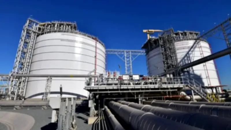 إصابة عاملين بسقوط شظايا في مصفاة ميناء الأحمدي بالكويت.. تفاصيل الحادث