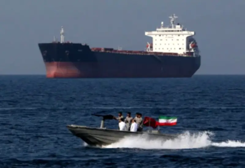 إيران تعلن استهداف ناقلة نفط وإصابة السفينة بحريق في مضيق هرمز