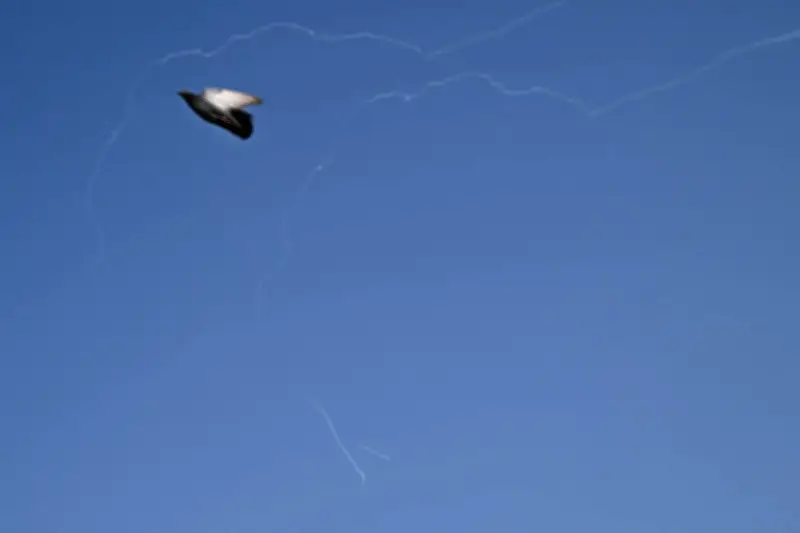 تصعيد إيراني خطير: انفجارات جديدة تضرب أربع دول خليجية وتستهدف سفناً ومباني سكنية