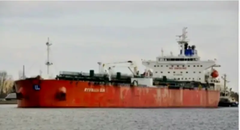 هجوم بزورق مسيّر يستهدف ناقلة نفط قبالة سواحل عُمان ويخلف حريقاً وانفجاراً