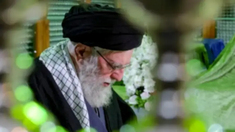 وفاة عقيلة المرشد الإيراني خامنئي متأثرة بجروح من الهجوم الأمريكي الإسرائيلي على طهران
