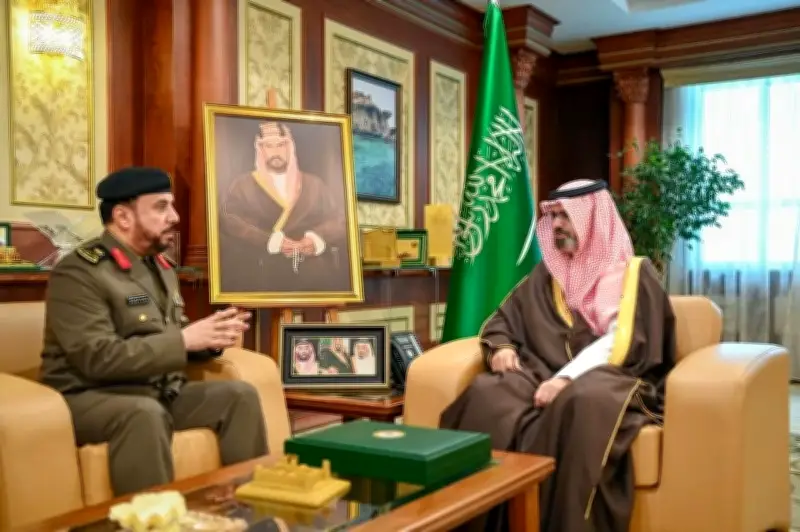 نائب أمير جازان يتسلم التقرير السنوي لشرطة المنطقة ويؤكد دورها الحيوي في تعزيز الأمن