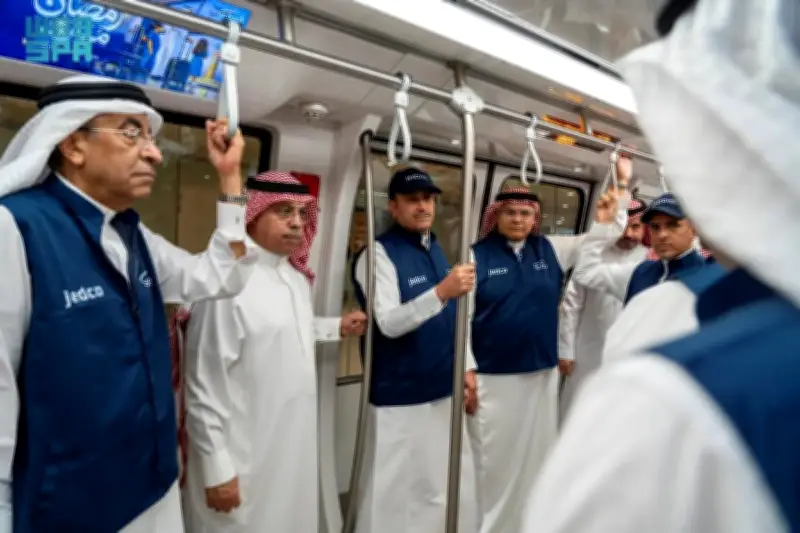 وزير النقل يتفقد جاهزية مطار الملك عبدالعزيز ويوجه بتعزيز خدمات المعتمرين