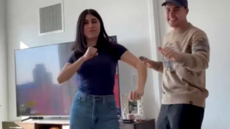 إيرانيون حول العالم يؤدون رقصة ترامب احتفالاً بوفاة خامنئي