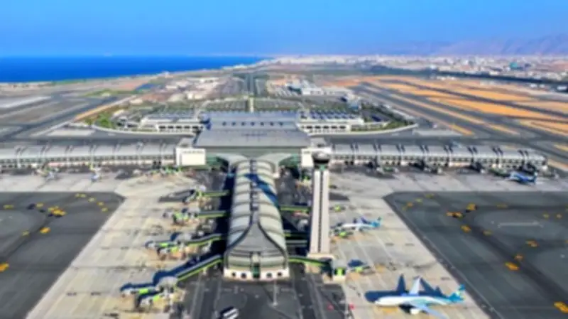 سلطنة عُمان توقف جميع الأنشطة الجوية فوراً: قرار شامل يشمل الدرونز والرياضات الجوية