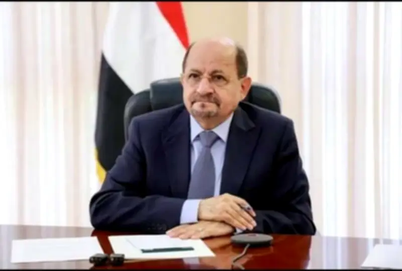 رئيس الوزراء اليمني يؤكد أولوية استقرار عدن ومكافحة الفساد وشراكة مع الصحافة