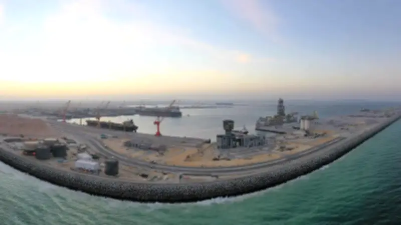 استهداف خزانات وقود في ميناء الدقم العُماني بطائرات مسيّرة: هجوم يثير مخاوف أمنية إقليمية