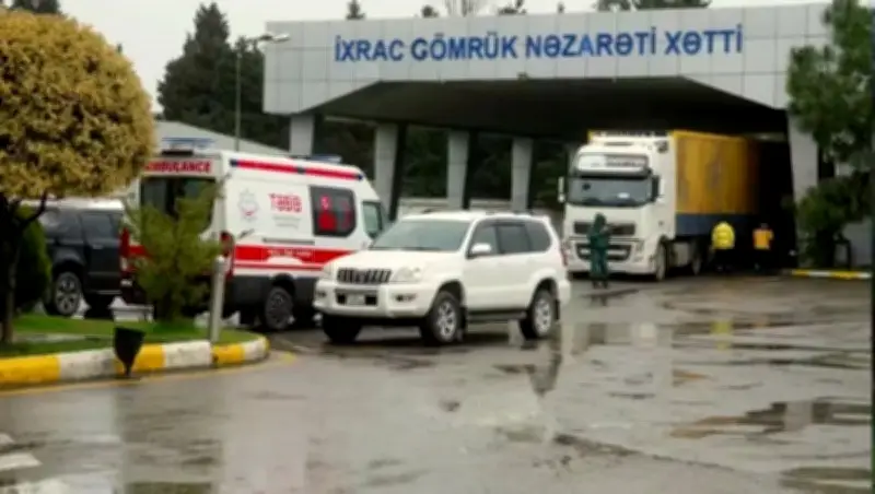 مئات الأجانب يفرون من إيران إلى أذربيجان عبر معبر أستارا الحدودي