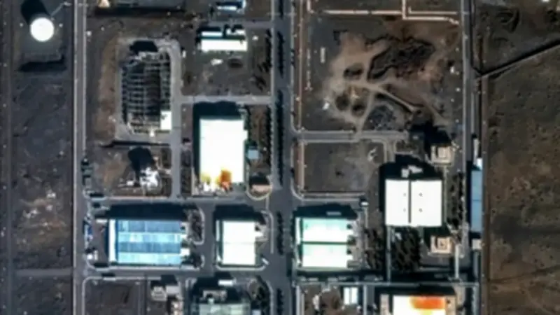صور أقمار صناعية تكشف عن ضربات صاروخية غامضة تدمر ثلاثة مبان في منشأة نطنز النووية الإيرانية