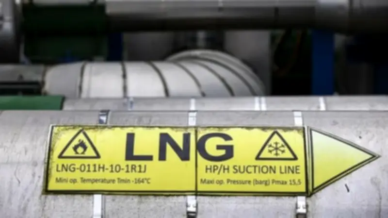 قطر للطاقة توقف إنتاج الغاز المسال والمنتجات الثانوية بعد هجمات صاروخية وطائرات مسيرة