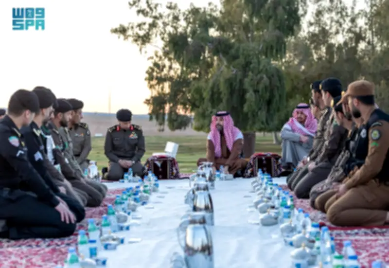 نائب أمير الحدود الشمالية يشارك رجال الأمن إفطارهم الميداني في عرعر
