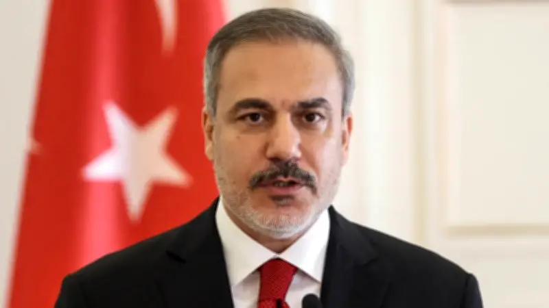 وزير الخارجية التركي ينتقد استراتيجية إيران العشوائية ويحذر من اتساع جبهة الحرب