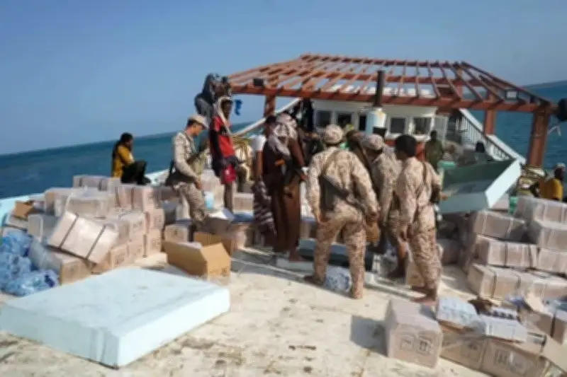 قوات العمالقة الجنوبية تضبط قارب تهريب إيراني متجهاً إلى ميناء الصليف الحوثي