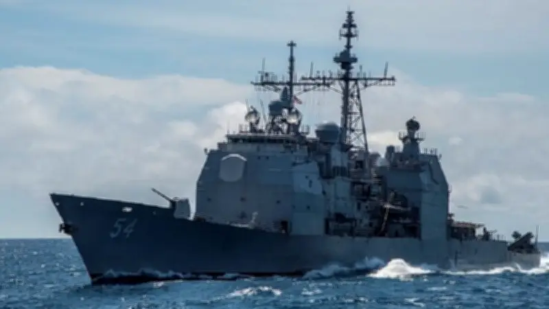 الحرس الثوري الإيراني يعلن استهداف مدمرة أمريكية في المحيط الهندي بصواريخ متطورة