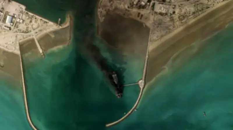 الحرس الثوري يعلن السيطرة على مضيق هرمز وترامب يلوح بالمرافقة العسكرية للناقلات