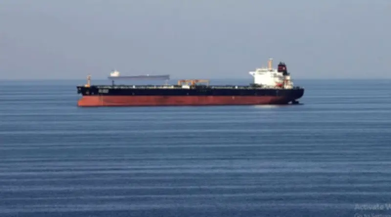 عبور نادرة لناقلة نفط عبر مضيق هرمز إلى الإمارات وسط الحرب مع إيران