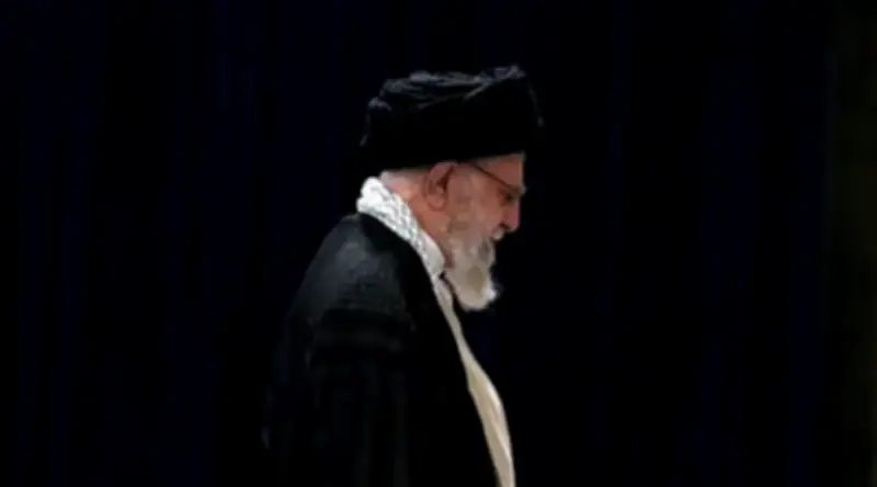 معركة الخلافة الإيرانية: أسماء بارزة تتصدر قائمة المرشد المنتظر بعد اغتيال خامنئي