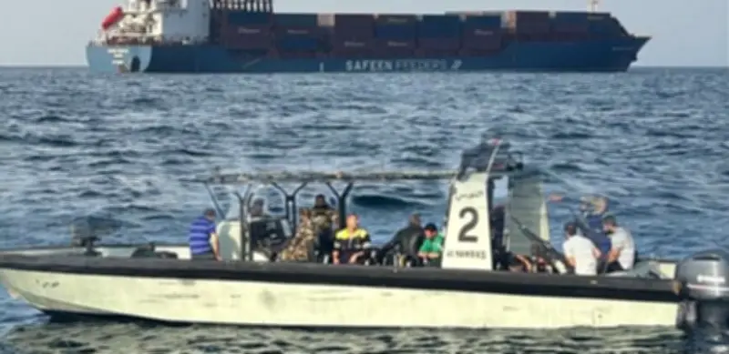 البحرية العمانية تتدخل لإنقاذ سفينة مالطية تعرضت لهجوم صاروخي قرب مضيق هرمز