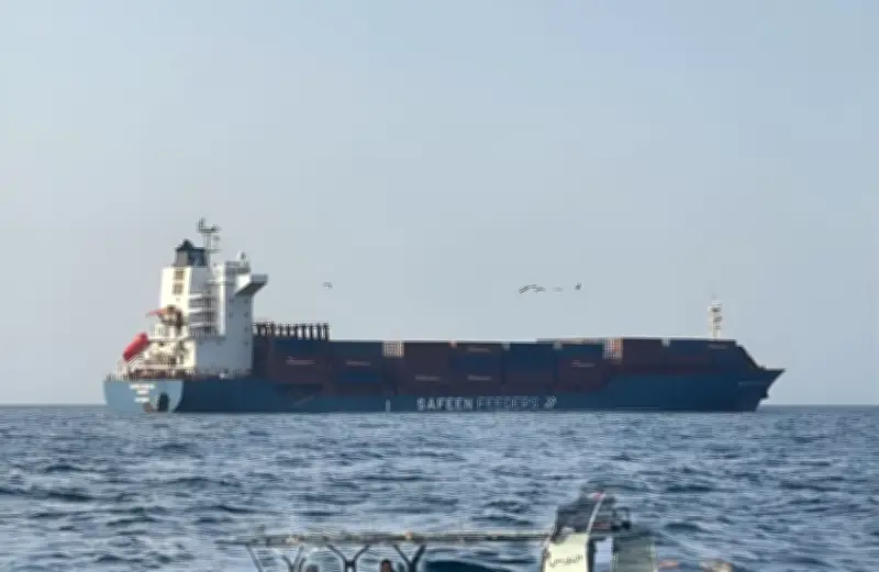 البحرية العمانية تنقذ طاقم سفينة مالطية تعرضت للقصف قرب مضيق هرمز