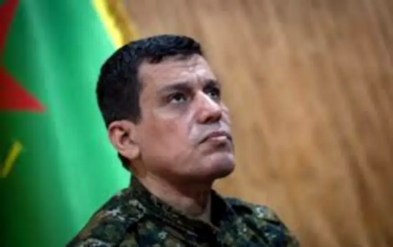 من دماء أبطال روج آفا إلى مكاتب التعيينات: الجنرال مظلوم عبدي ومساءلة البوصلة الكردية