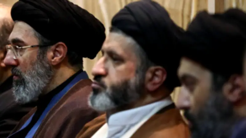هل يصلح مجتبى خامنئي خلفًا لوالده كمرشد لإيران؟ تحليل عميق للمشهد السياسي