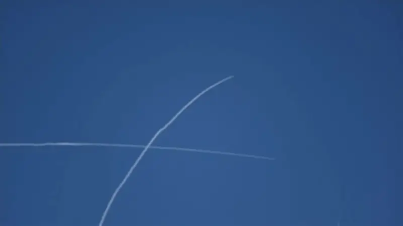 ستة مصابين بحطام طائرة مسيرة في أبوظبي بعد اعتراض الدفاعات الجوية