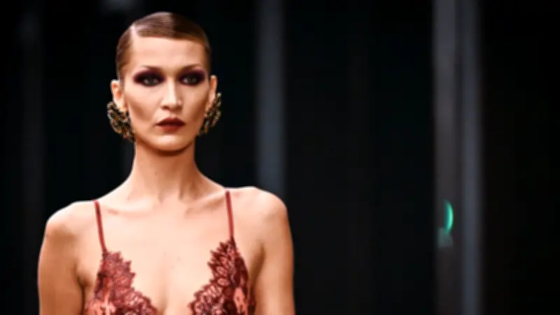 ثنائية اللانجري والتوكسيدو تهيمن على عرض سان لوران بباريس بقيادة بيلا حديد