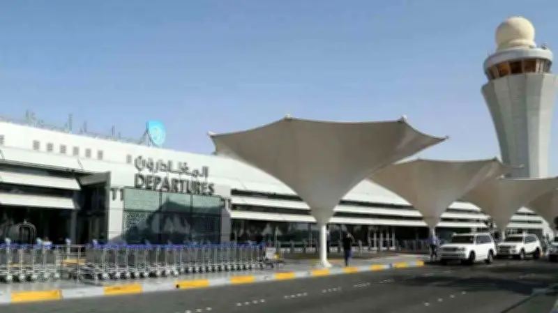 انفجارات قرب مطار زايد الدولي تدفع مطارات أبوظبي لإعلان حالة الطوارئ وتقييد الوصول