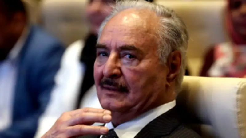 خليفة حفتر يتصل بالرئيس الإماراتي معبرًا عن التضامن الكامل وإدانة الهجمات الإيرانية