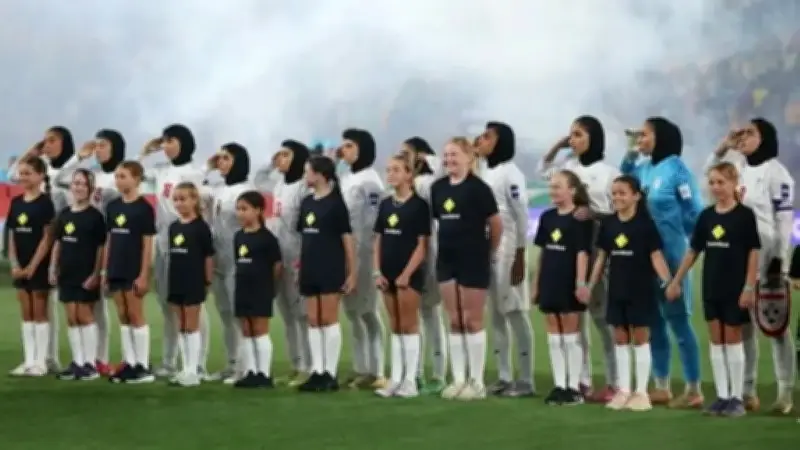 جدل النشيد الوطني يطارد لاعبات إيران في كأس آسيا: بين الصمت والتحية العسكرية